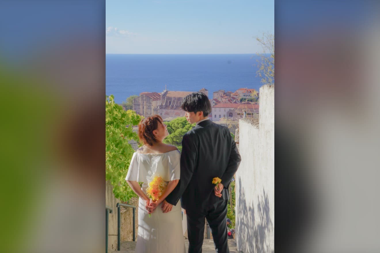 ドブロブニクの坂道で海を見下ろすふたり