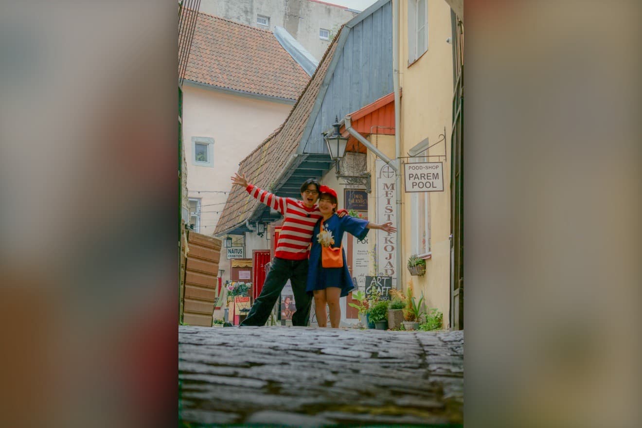 タリンの路地で仮装して笑うふたり