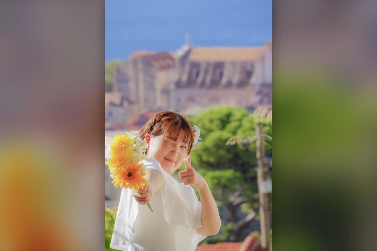 花束を持って笑う花嫁